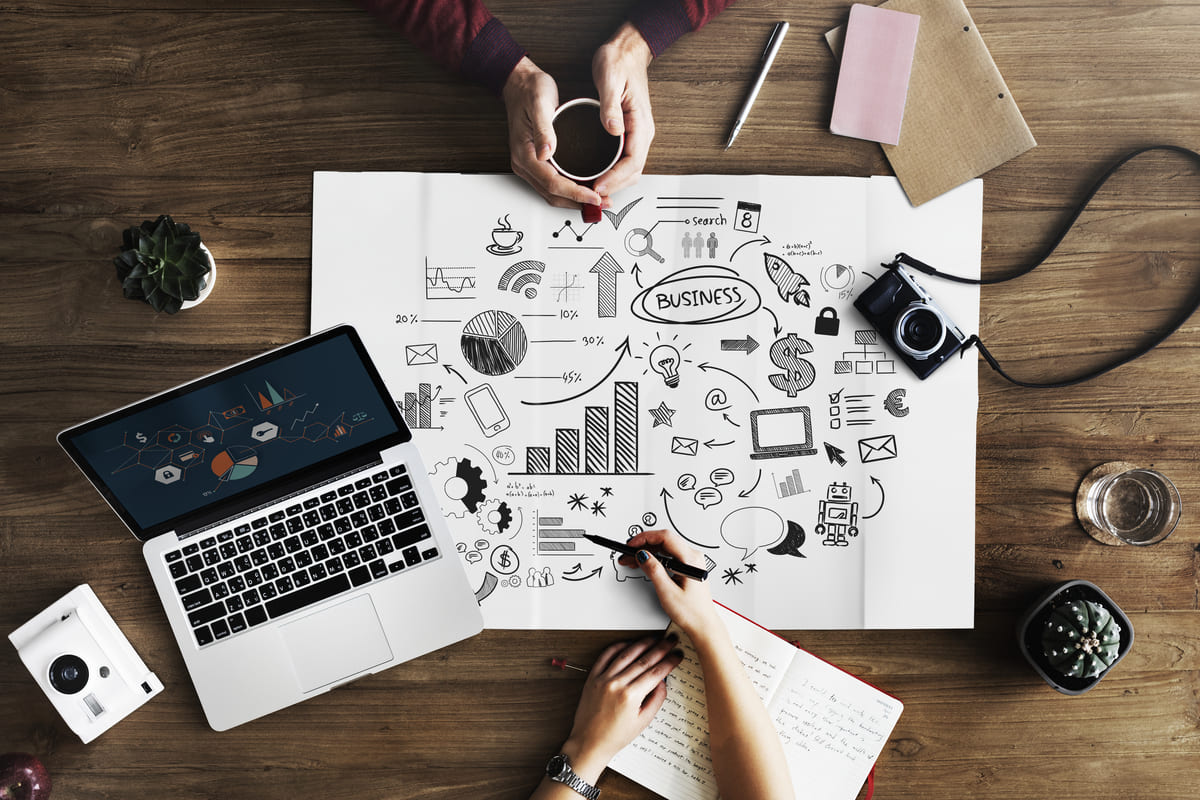 Come la consulenza di marketing digitale può aiutare le aziende a identificare le tendenze emergenti e sfruttare queste opportunità