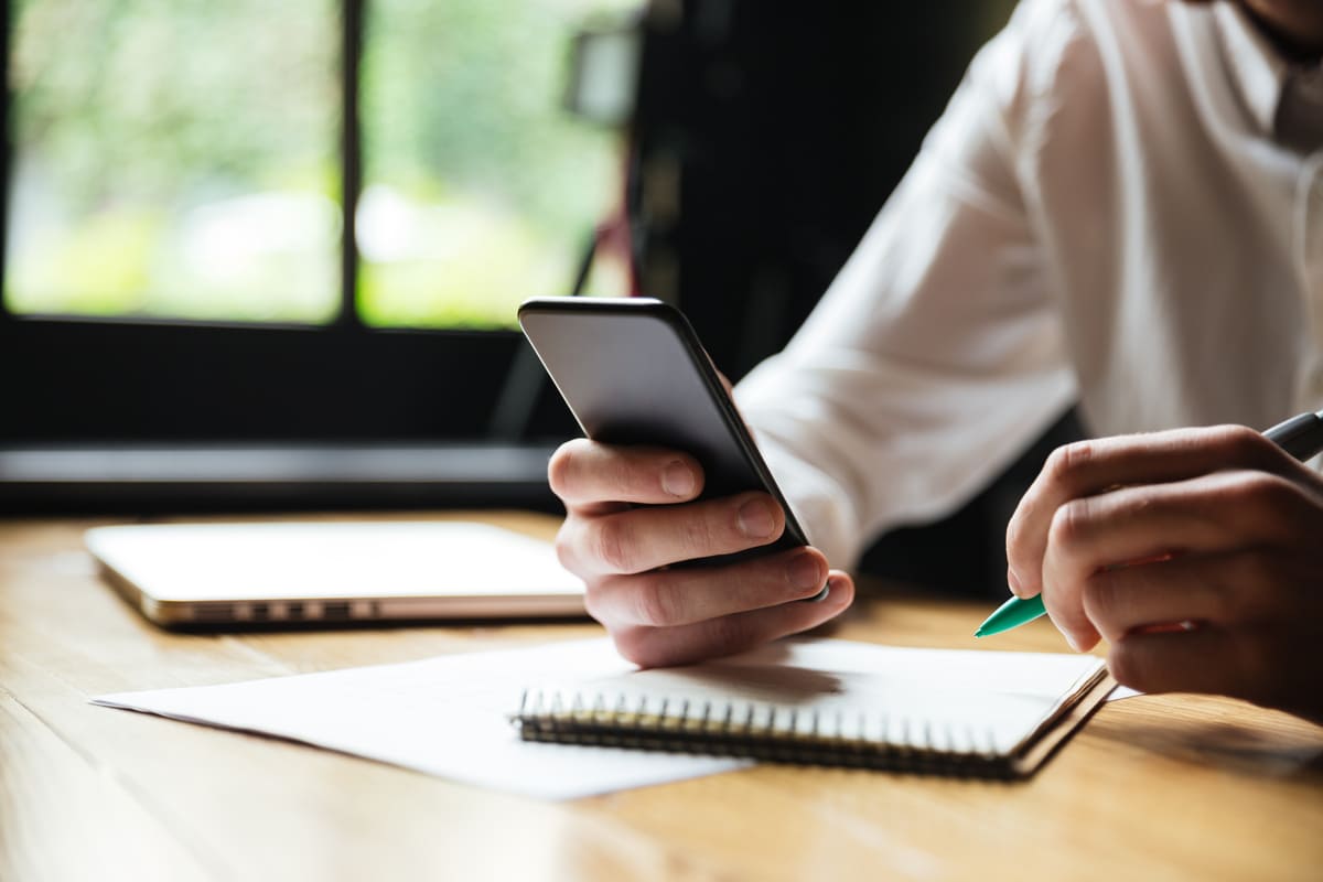 Come una consulenza di marketing digitale può aiutare l'azienda ad utilizzare WhatsApp Business per comunicare con i clienti